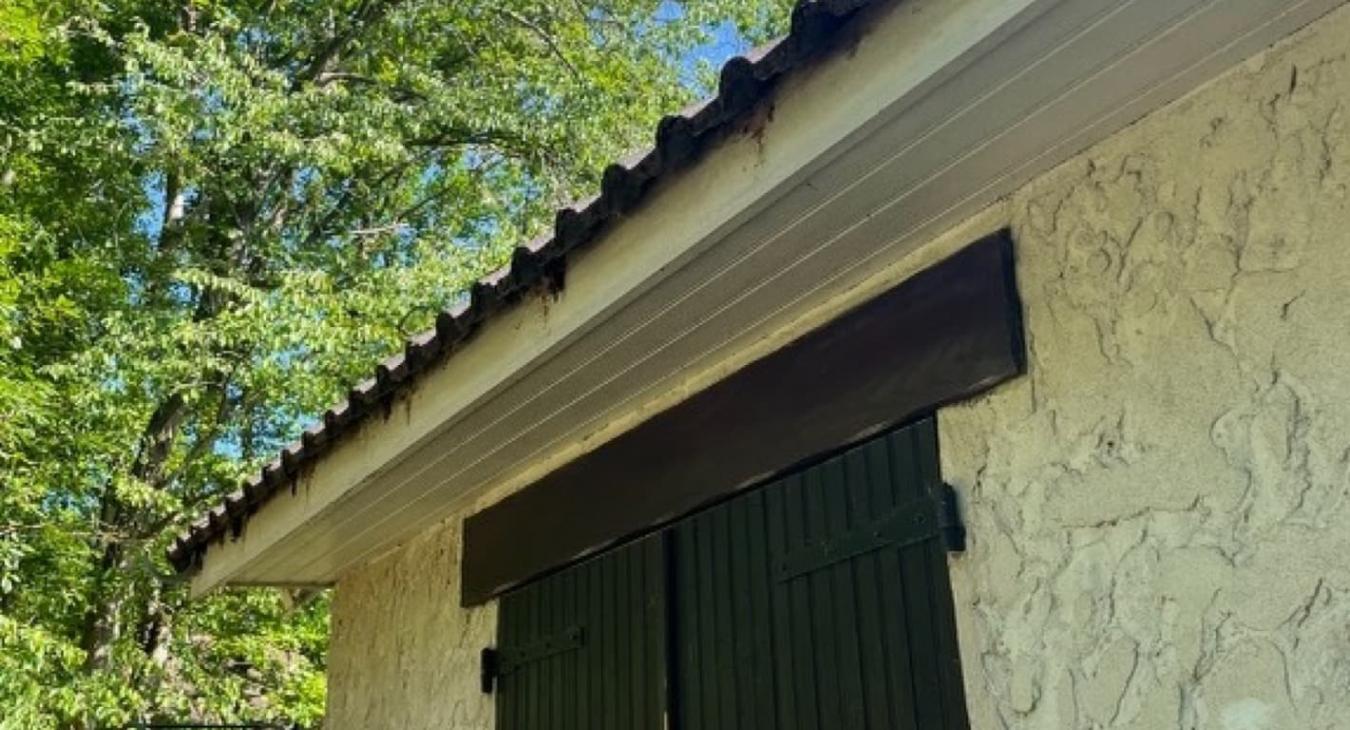 Pose de gouttières en zinc