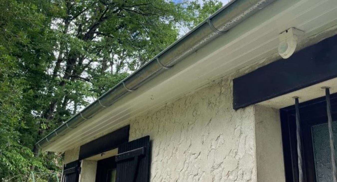 Pose de gouttières en zinc