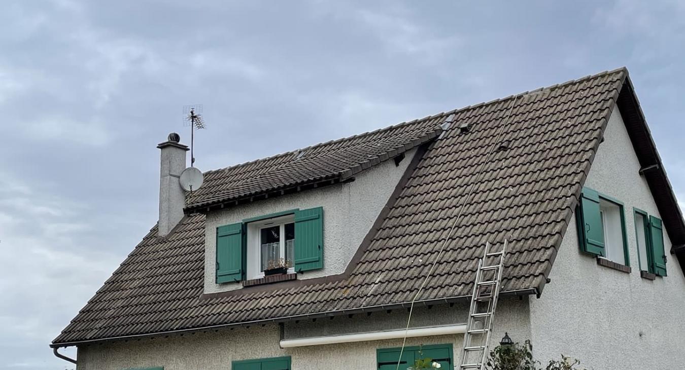 Nettoyage et traitement hydrofuge coloré de toiture