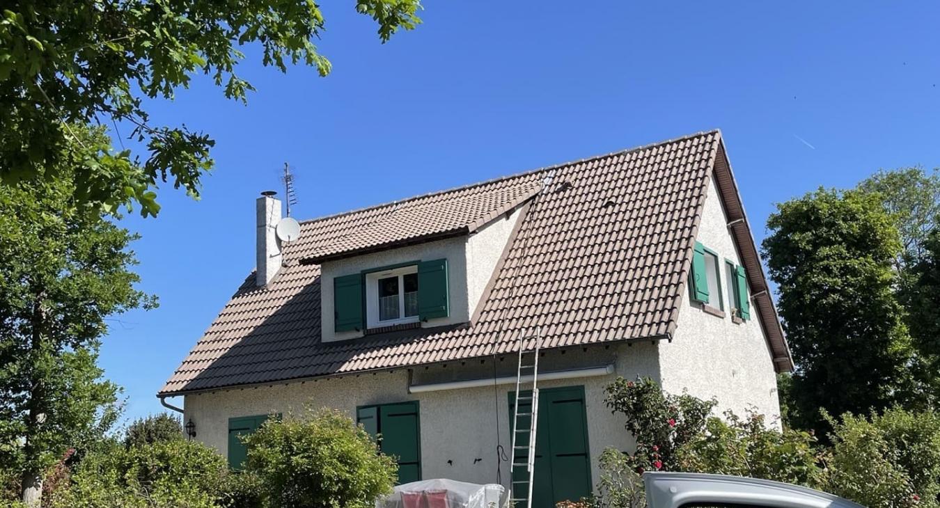 Nettoyage et traitement hydrofuge coloré de toiture