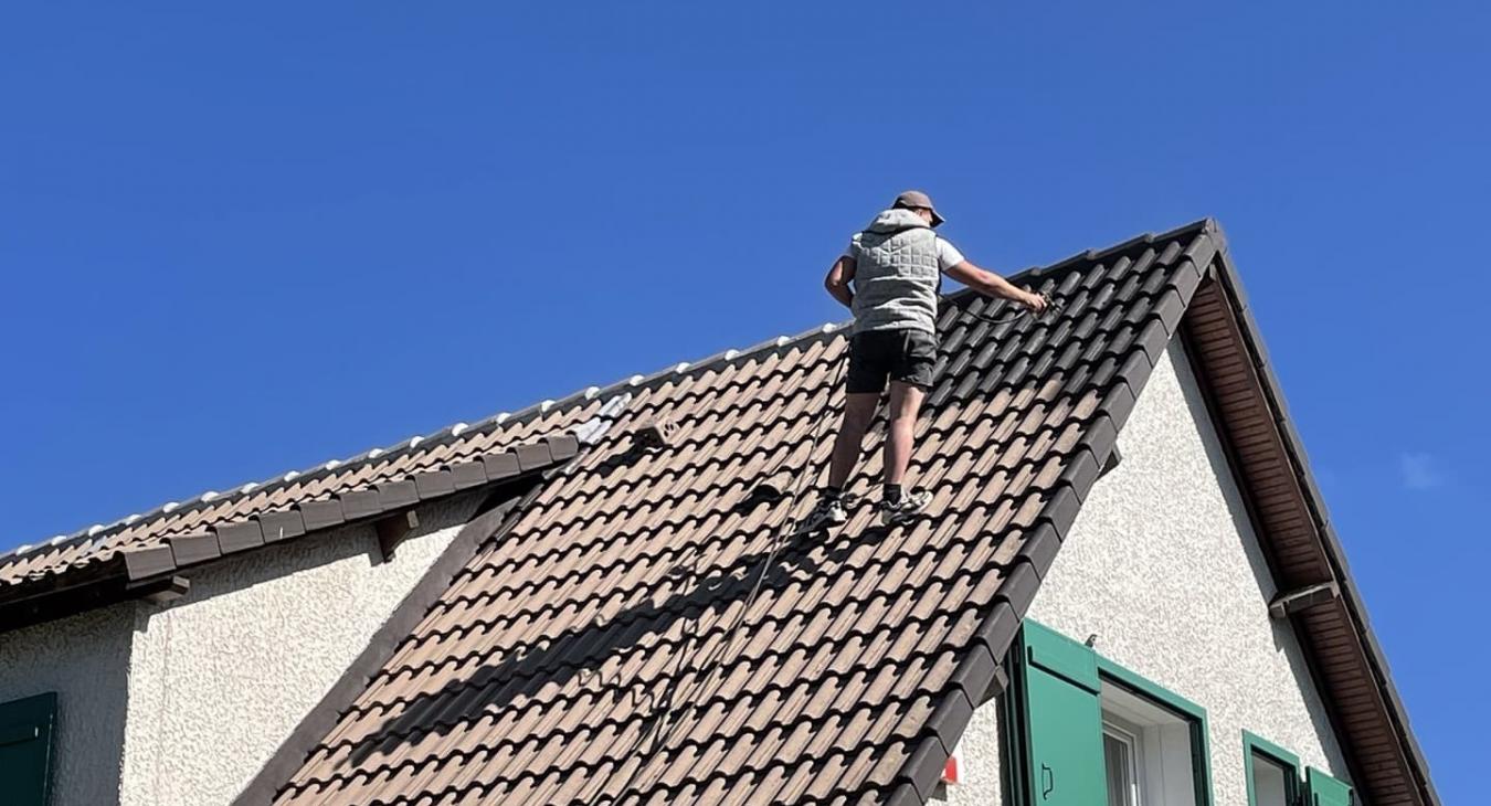 Nettoyage et traitement hydrofuge coloré de toiture
