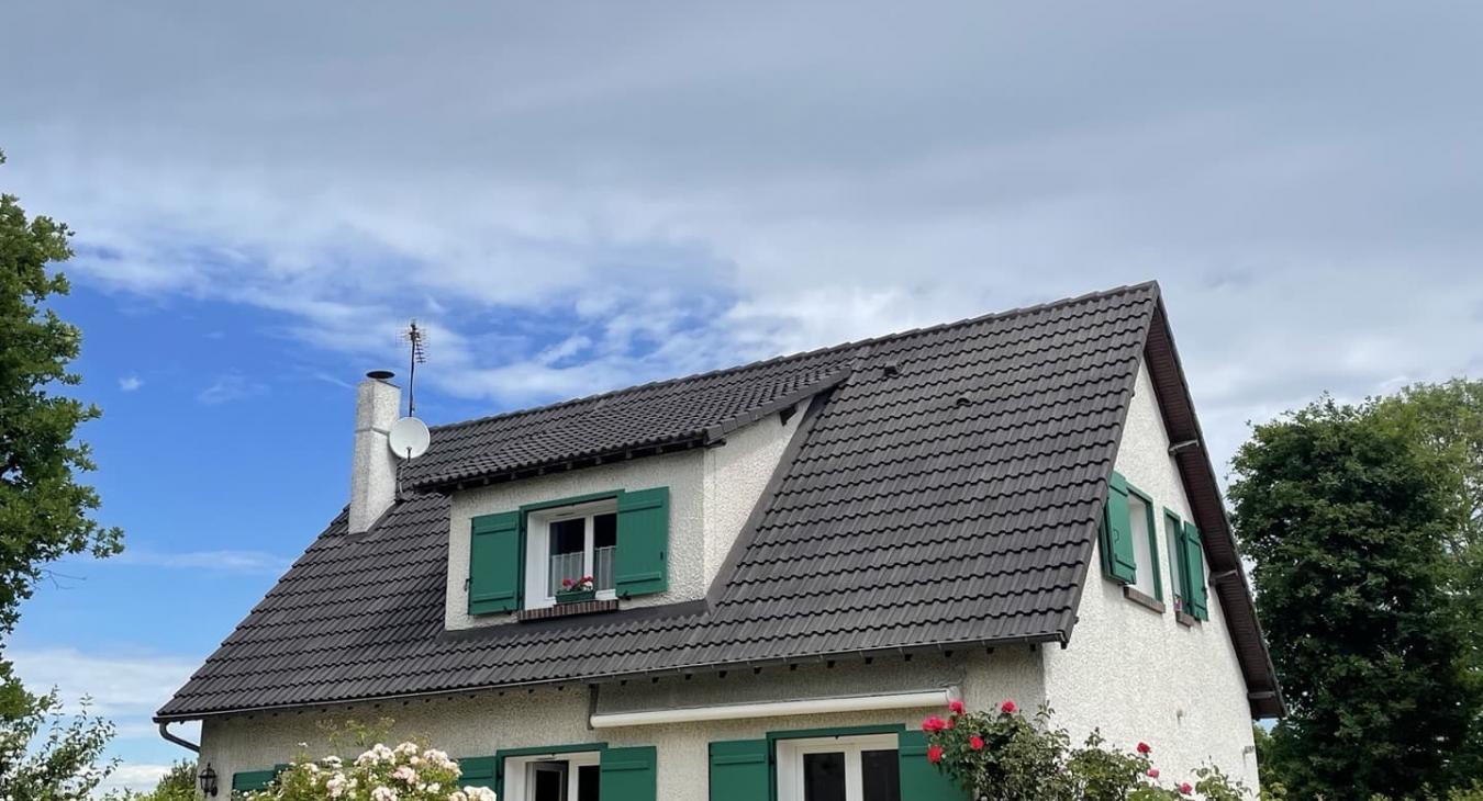 Nettoyage et traitement hydrofuge coloré de toiture